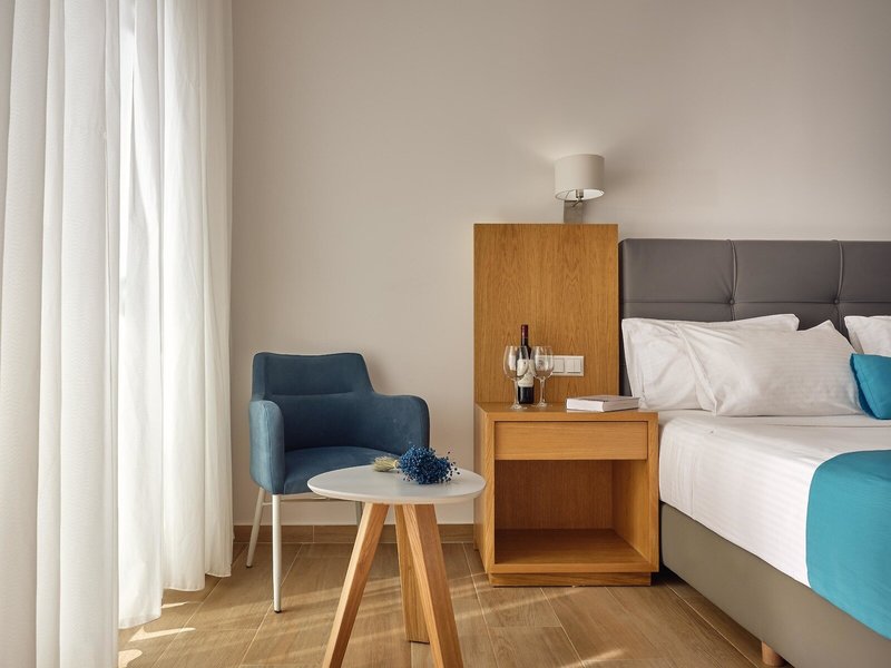 Cavo Orient Beach Hotel & Suites 9