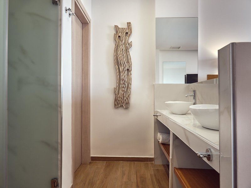 Cavo Orient Beach Hotel & Suites 34