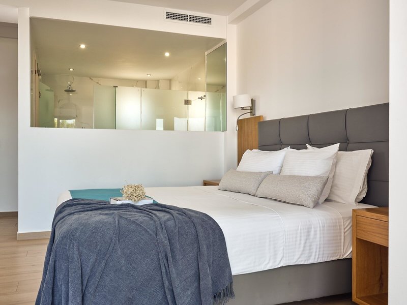 Cavo Orient Beach Hotel & Suites 40