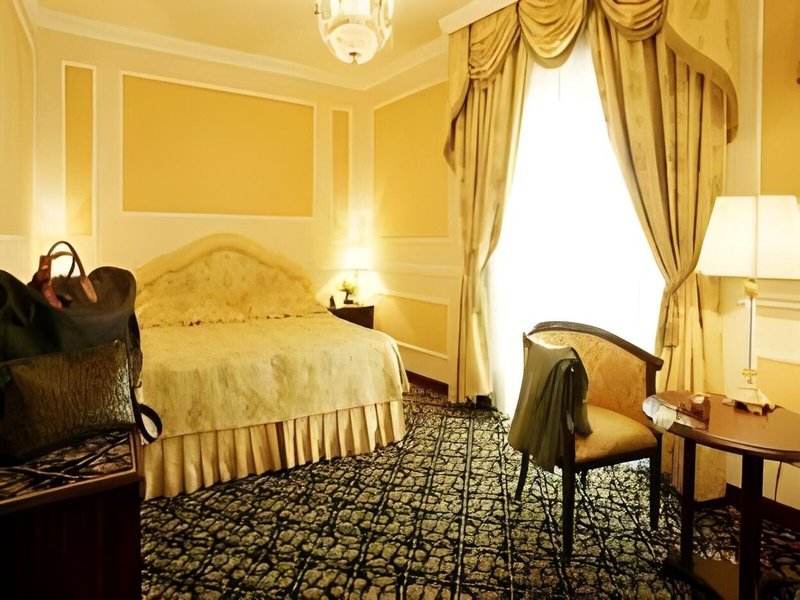 Bernini Palace 24
