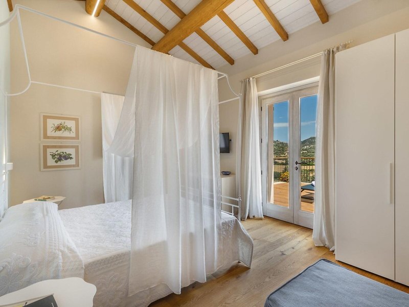 Tenuta Petra Bianca 11