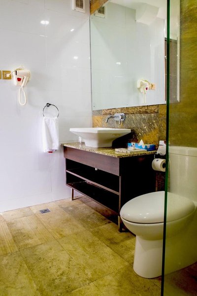 Swiss-Belinn Nairobi 41 - Bathroom Example
