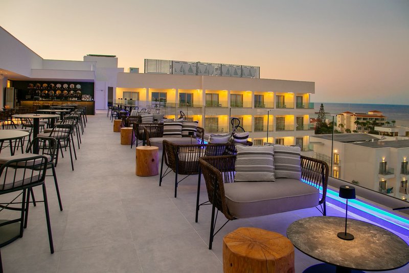 Paramount 12 - Terrace