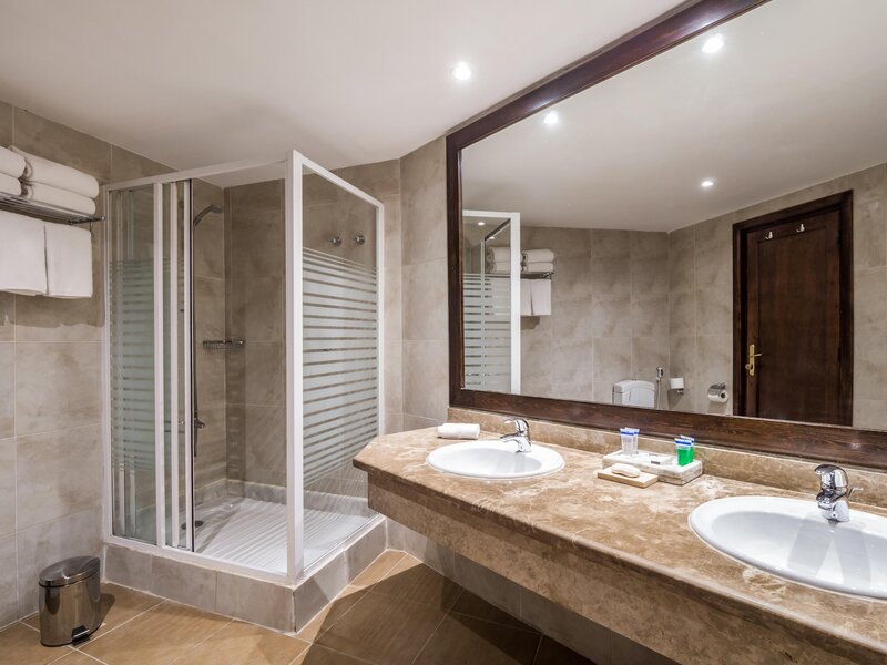 Hotel Fort Arabesque West Bay 25 - Bathroom Example