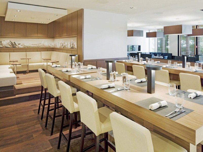 Mövenpick Zürich Airport 8
