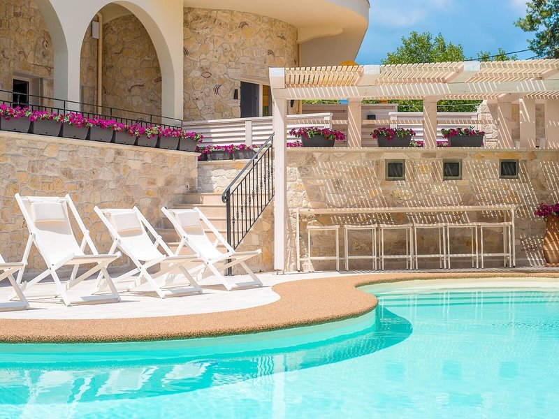 Neikos Mediterraneo 11