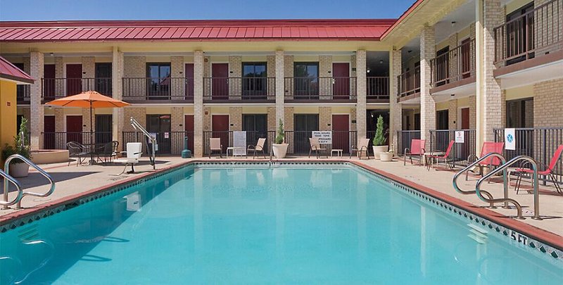 Red Roof Inn & Suites Addison