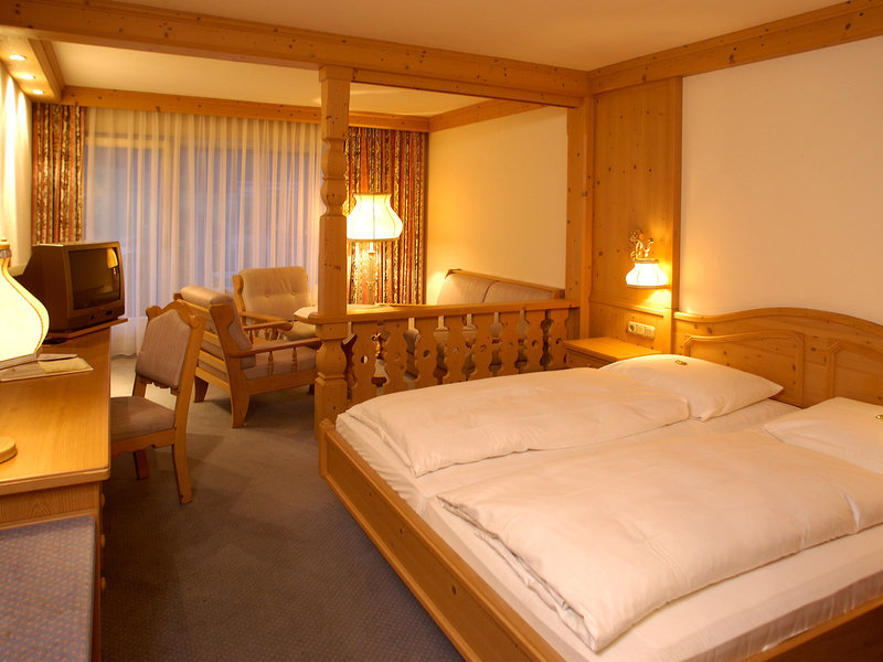 Burghotel am Hohen Bogen 12