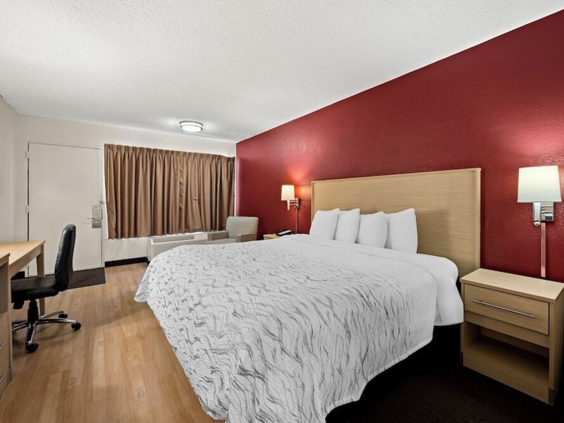 Red Roof PLUS+ And Suites Naples Downtown-5th Ave S 37