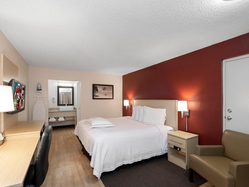 Red Roof PLUS+ And Suites Naples Downtown-5th Ave S 46
