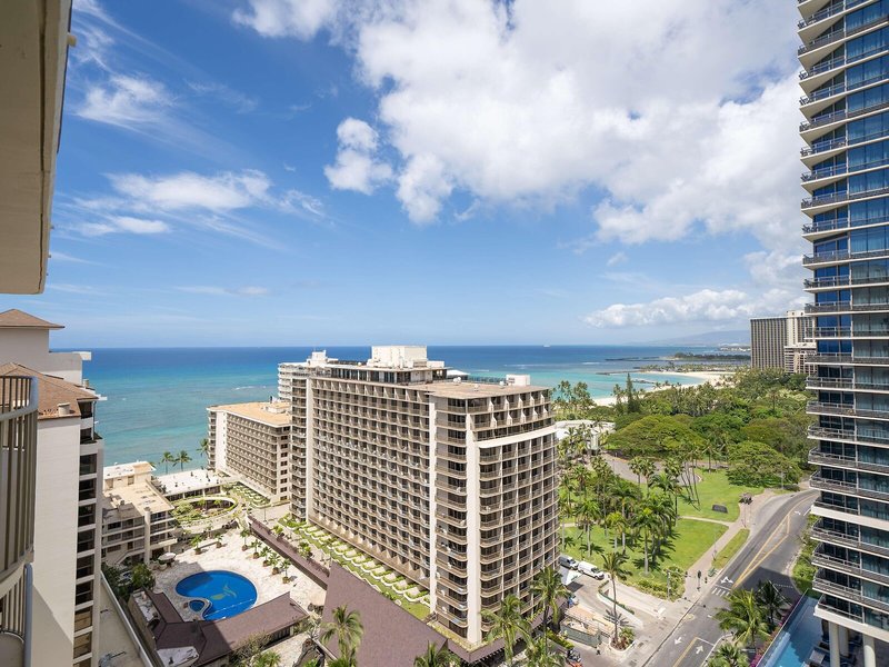 Embassy Suites Waikiki Beach Walk 3