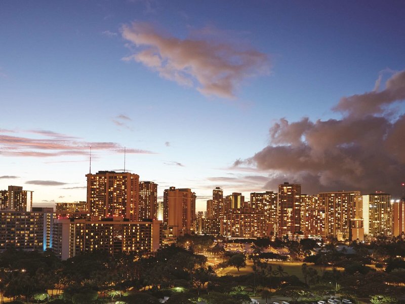Embassy Suites Waikiki Beach Walk 8