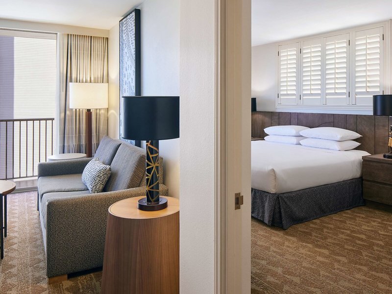 Embassy Suites Waikiki Beach Walk 37