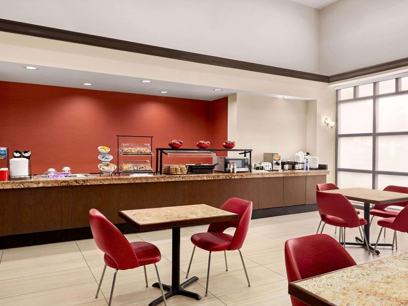 Ramada Suites Orlando Aiport 14