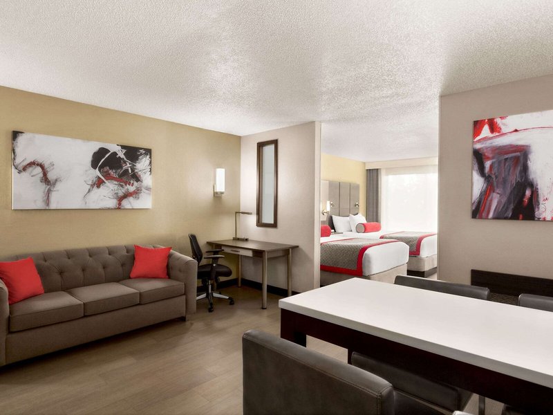 Ramada Suites Orlando Aiport 15