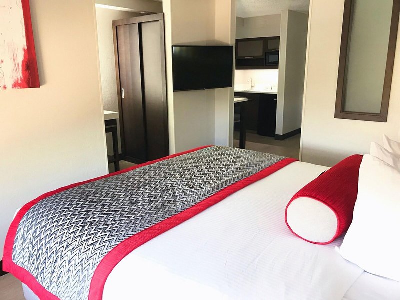 Ramada Suites Orlando Aiport 19