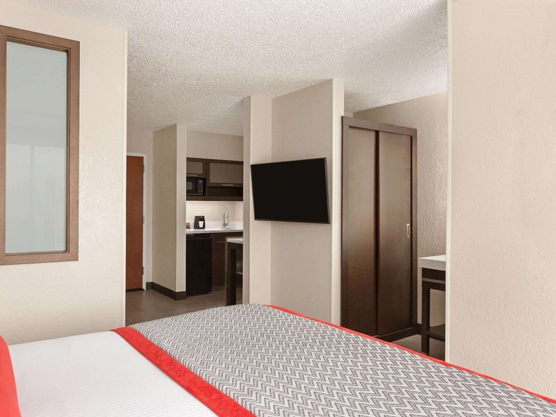 Ramada Suites Orlando Aiport 27
