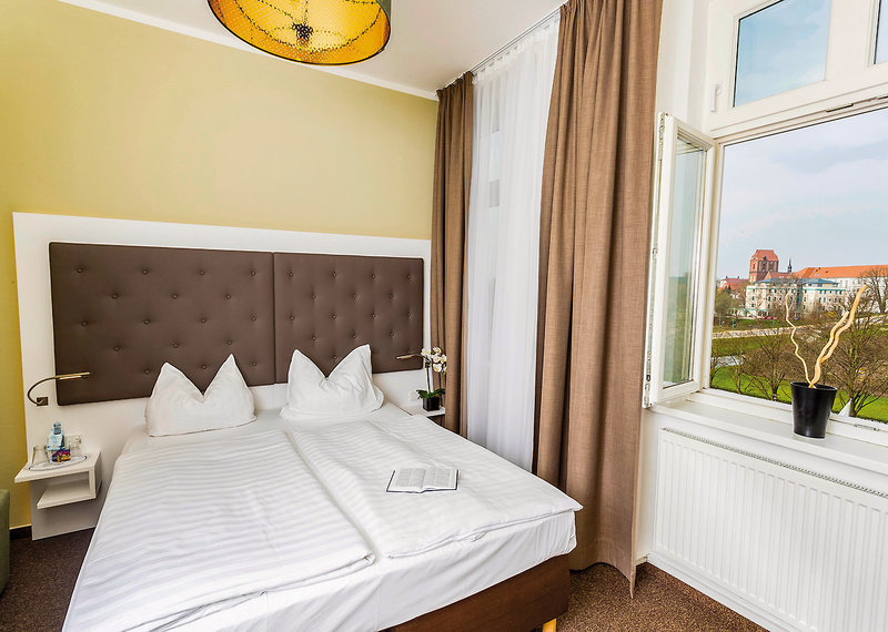Hotel & Gästehaus Am Schlosspark 4 - Room Example