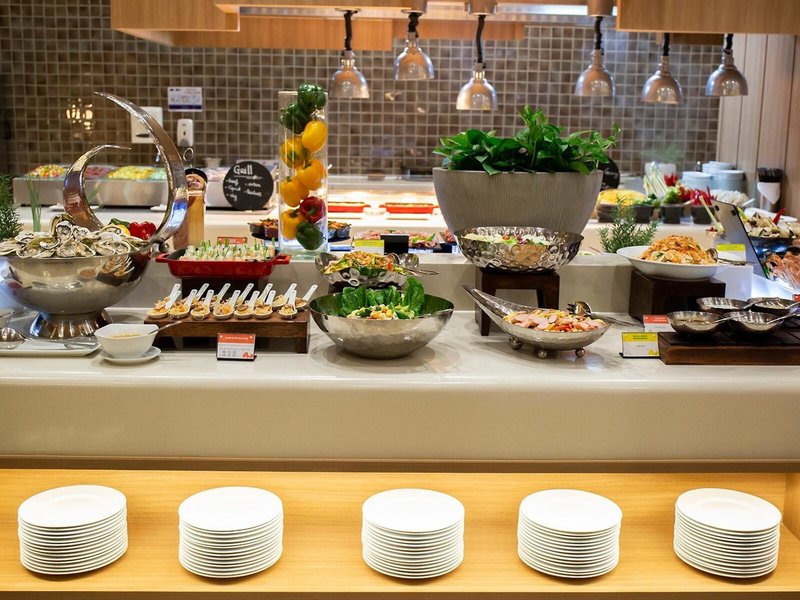 Holiday Inn & Suites Saigon Airport 9