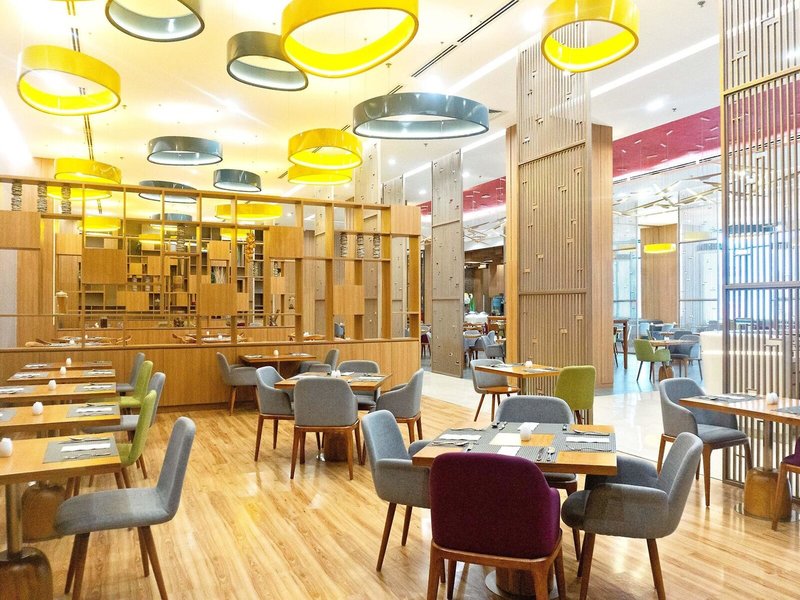 Holiday Inn & Suites Saigon Airport 10