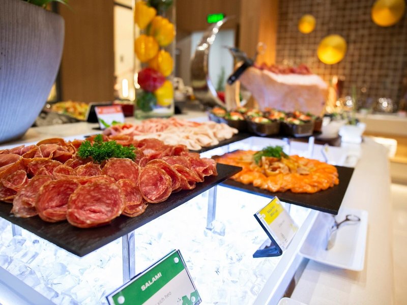 Holiday Inn & Suites Saigon Airport 12