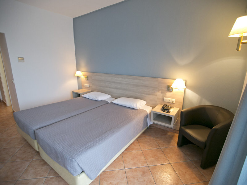 Oceanis 7 - Room Example