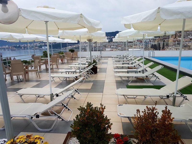 Oceanis 17 - Outdoor Pool