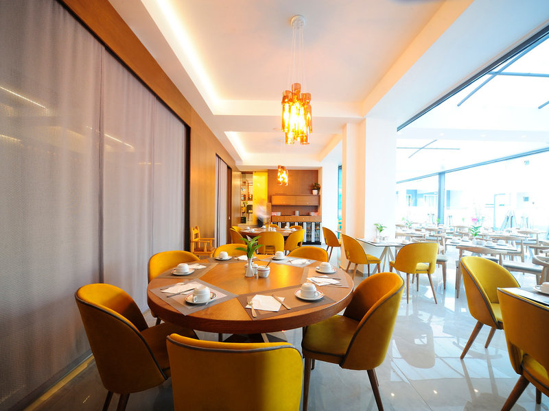 Atrium Ambiance Hotel 18