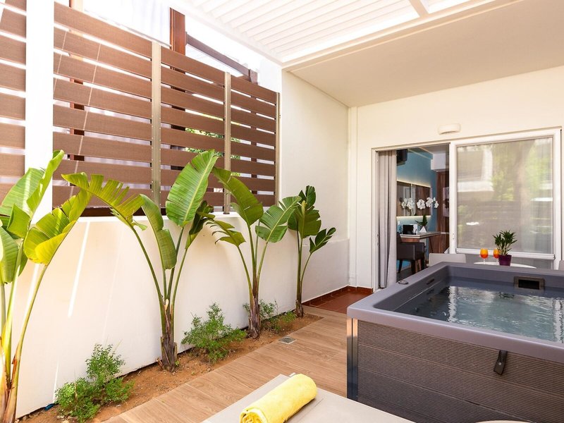 Atrium Ambiance Hotel 41