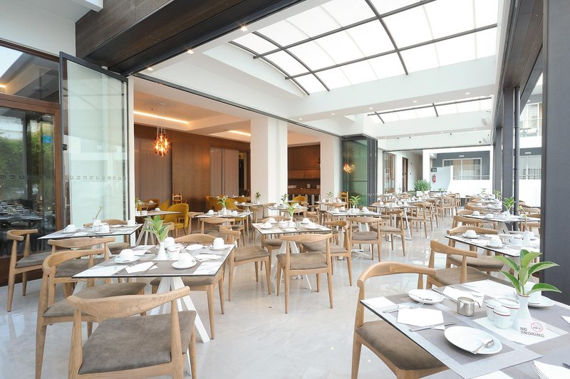 Atrium Ambiance Hotel 16