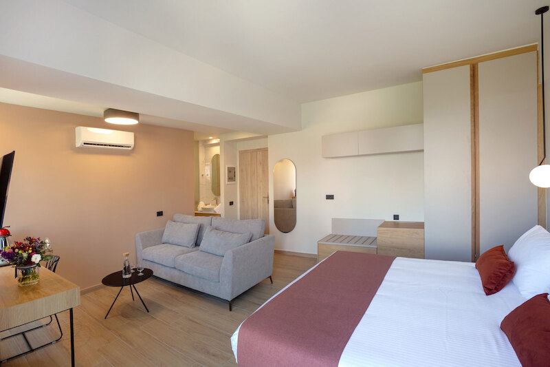 The City Hotel & Suites 8