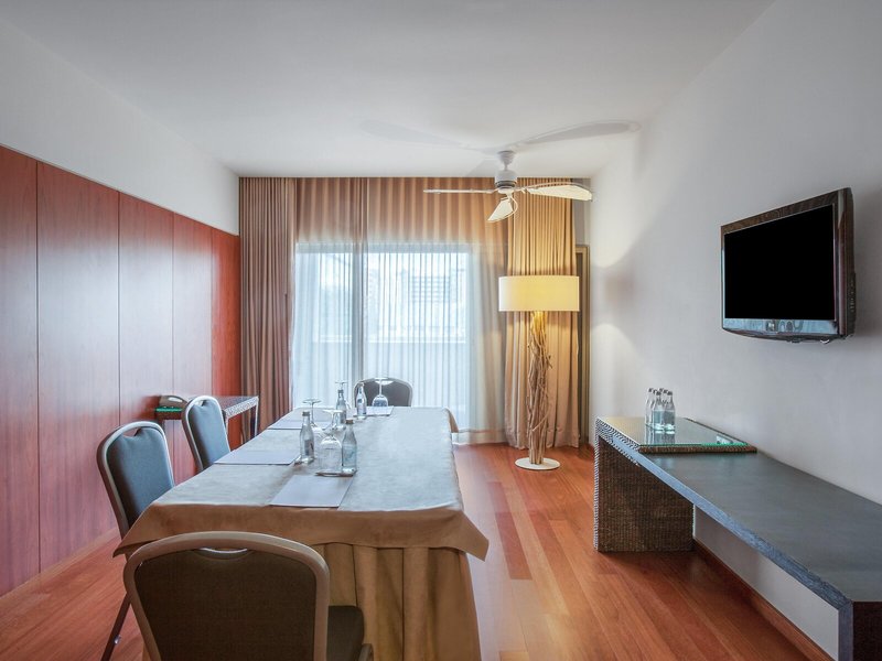 Crowne Plaza 27